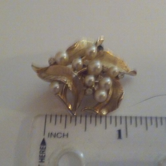 Small Trifari Brooch Golden Leaves with Faux Pearl - Picture 6 of 6